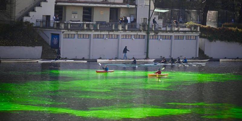 Extinction Rebellion trasforma il Po in verde fluo durante il Torino Film Festival per protestare sul cambiamento climatico