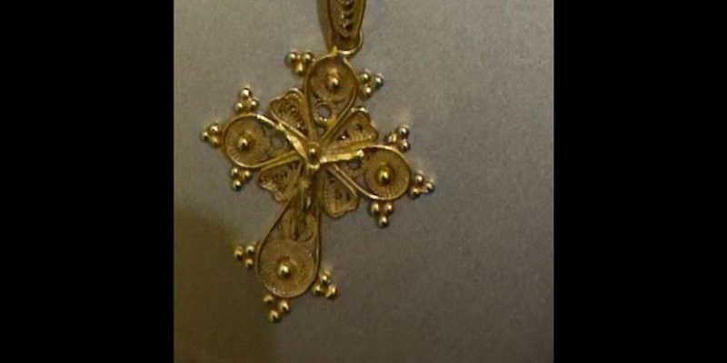 Rapina a Torino: studente universitario derubato di collana di famiglia da uomo in monopattino, un appello per la restituzione di un oggetto di grande valore sentimentale