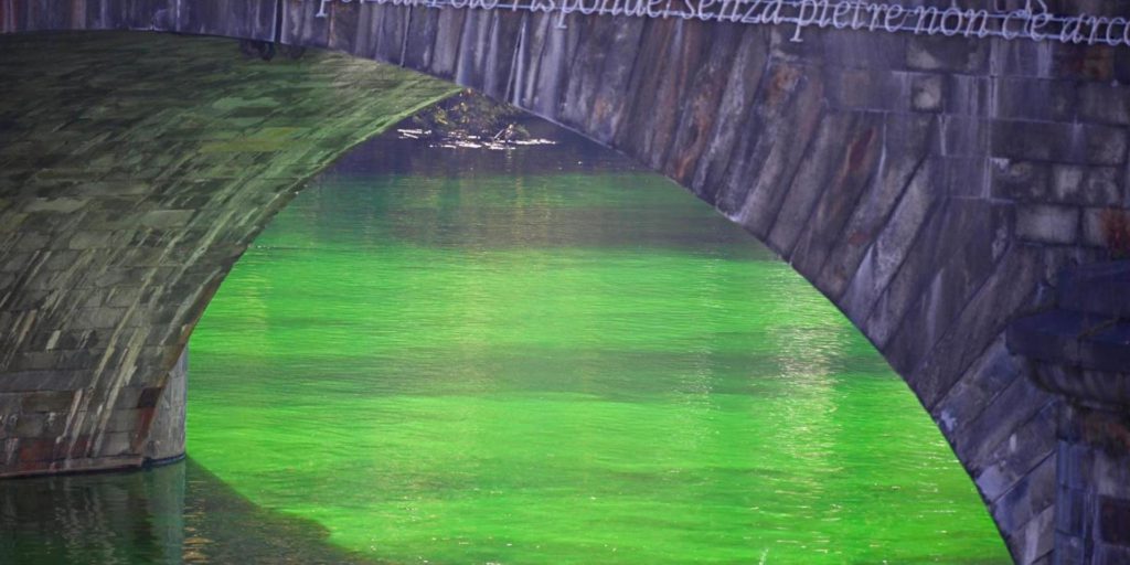 Il Po diventa verde brillante: protesta di Extinction Rebellion per il cambiamento climatico