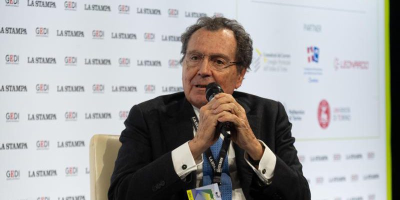 Intesa Sanpaolo: aumentare salari e valore del lavoro per trattenere i giovani, evitando nuovi debiti