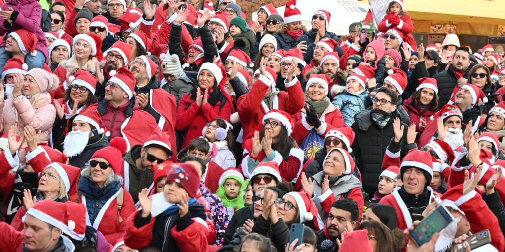 Turin si veste di Babbo Natale: migliaia di volontari portano allegria ai bambini dell'ospedale infantile Regina Margherita