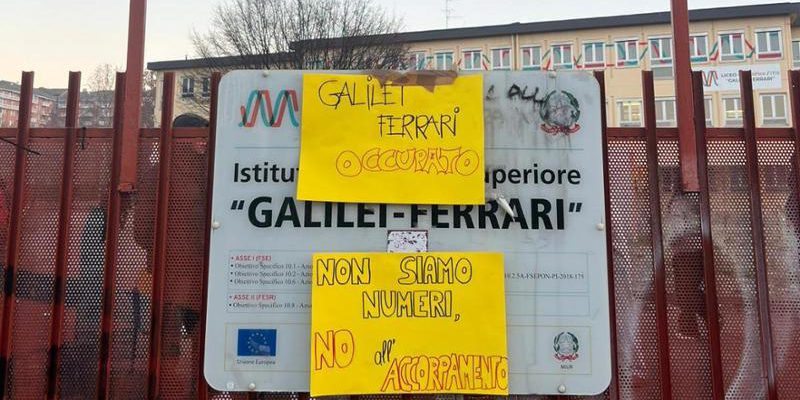 Studente del Galilei Ferrari scioperano per impedire l'accorpamento con la scuola Majorana