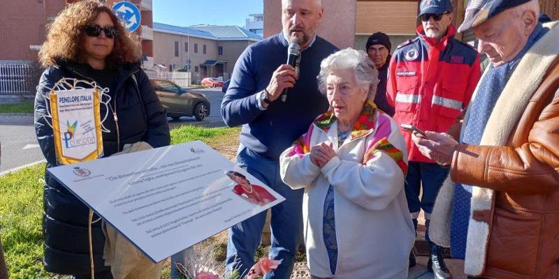 30 anni dopo la scomparsa di Letizia Teglia: la piazza della Repubblica ospita la sua targa commemorativa