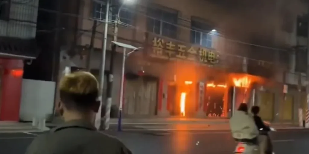 Incendio notturno a Shantou, Cina: 12 morti in edificio a quattro piani
