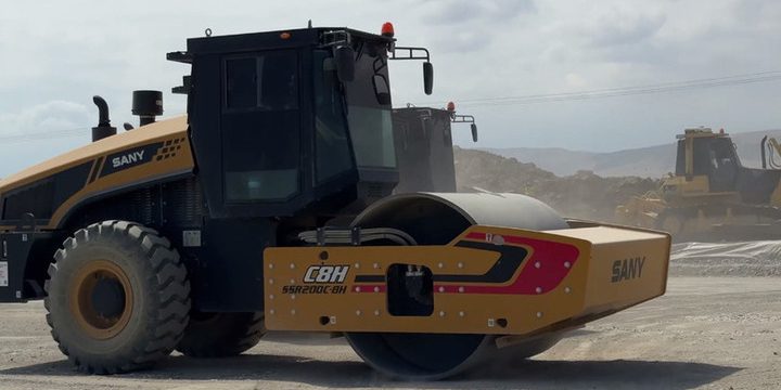 "Nuova pista di decollo e atterraggio all'aeroporto di Machachkala: miglioramenti per l'efficienza e la sicurezza delle operazioni aeree"