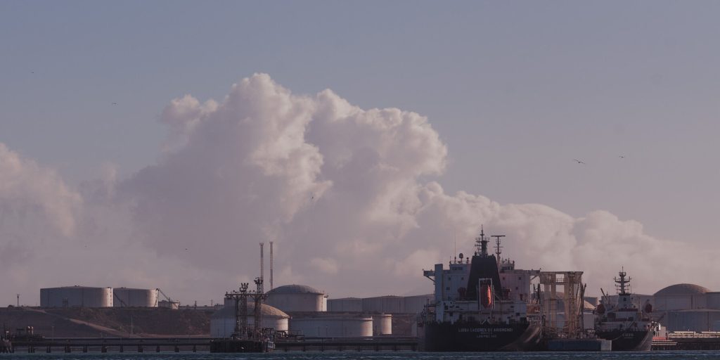 Stati Uniti sequestrano nave petroliera al largo del Venezuela: impatto minimo sulla smirciatura di petrolio