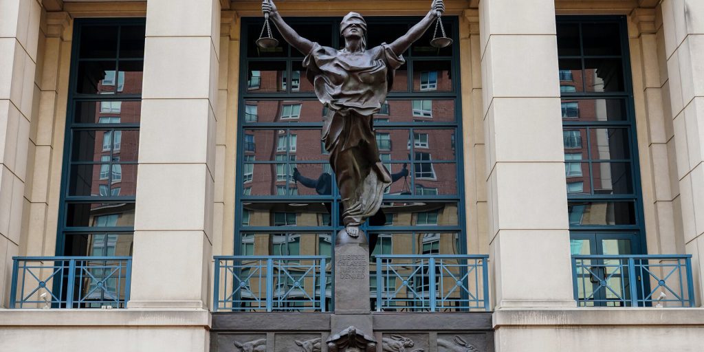 Licenziamento di Robert K. McBride, principale vice di Lindsey Halligan, nel Distretto Est della Virginia