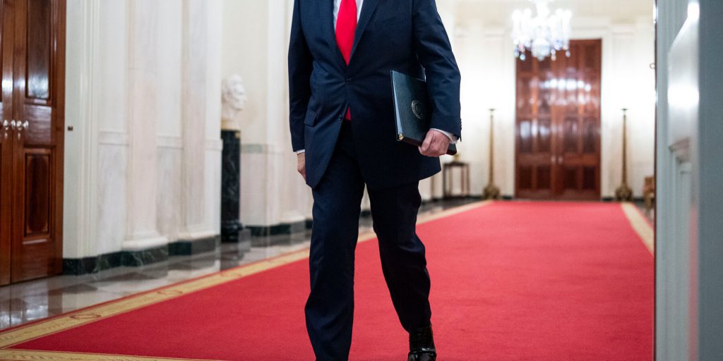 Accuse contro Trump: Epstein rivela un incontro con una delle sue vittime