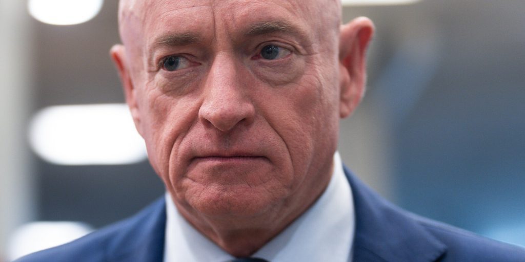 Senatore Mark Kelly chiede ingiunzione per impedire la disciplina dell’amministrazione Trump su video di ordini militari illegali