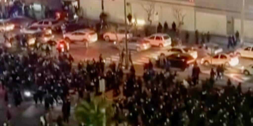 Trump valuta diplomazia e possibili attacchi contro l'Iran