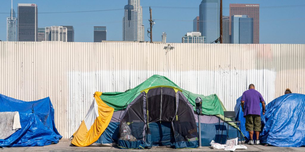 Cambiamento Radicale nei Fondi per la Lotta alla Homelessness: Priorità al Lavoro e al Trattamento per la Dipendenza da Droga