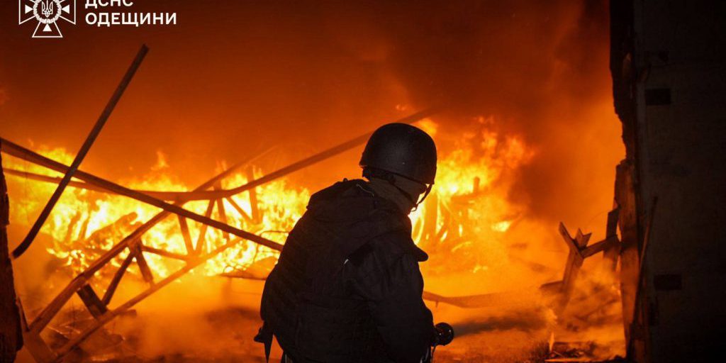 Attacco russo all'Oblast di Odesa: incendio devastante e una persona ferita, la comunità internazionale condanna la violenza