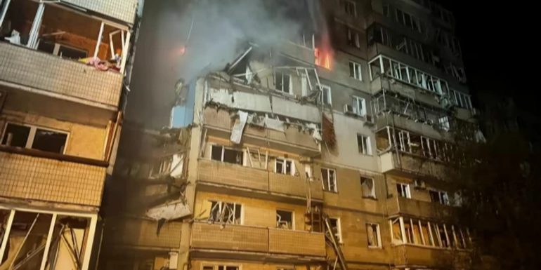 Un padre lotta disperatamente per la vita di suo figlio nato prematuramente dopo un attacco missilistico russo a Kyiv che ha ucciso la madre e lasciato il padre gravemente ferito