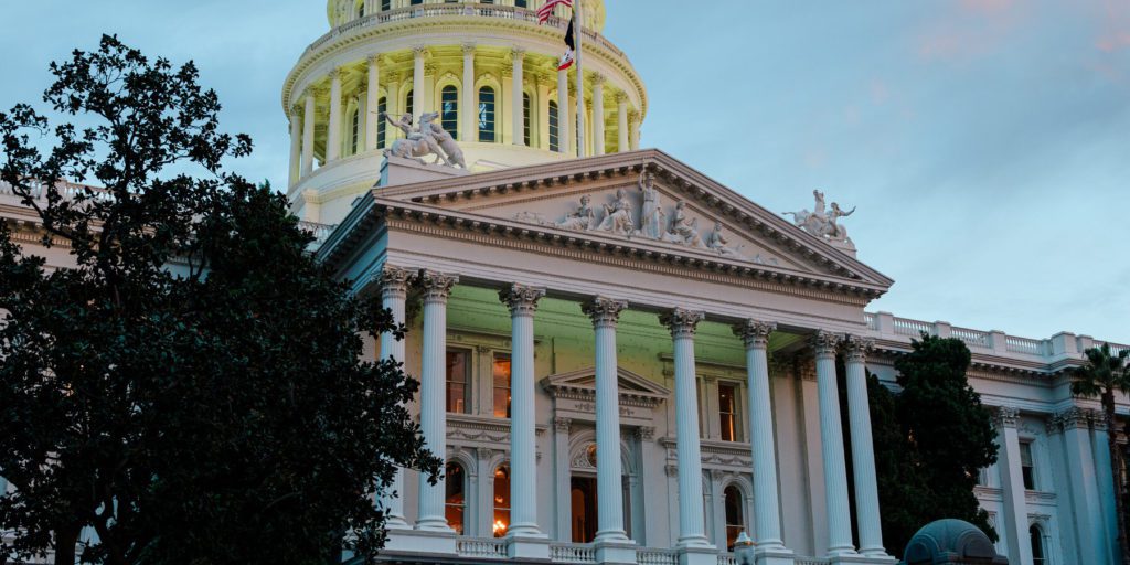 Lettere dell'FBI scuotono il circolo politico della California