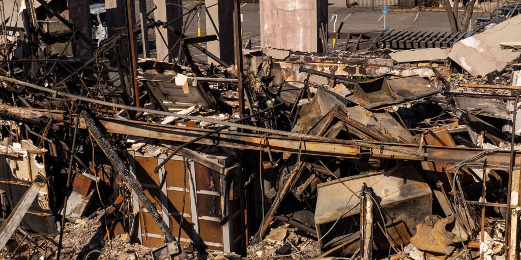 Sinagoga vandalizzata con graffiti anti‑zionisti pochi giorni dopo l’anniversario dell’incendio che l’ha distrutta