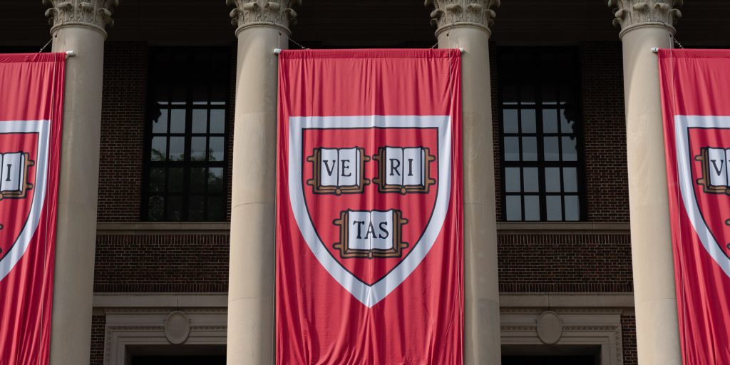 Harvard avvia indagine segreta su studenti per registrazione video di Larry Summers su Jeffrey Epstein