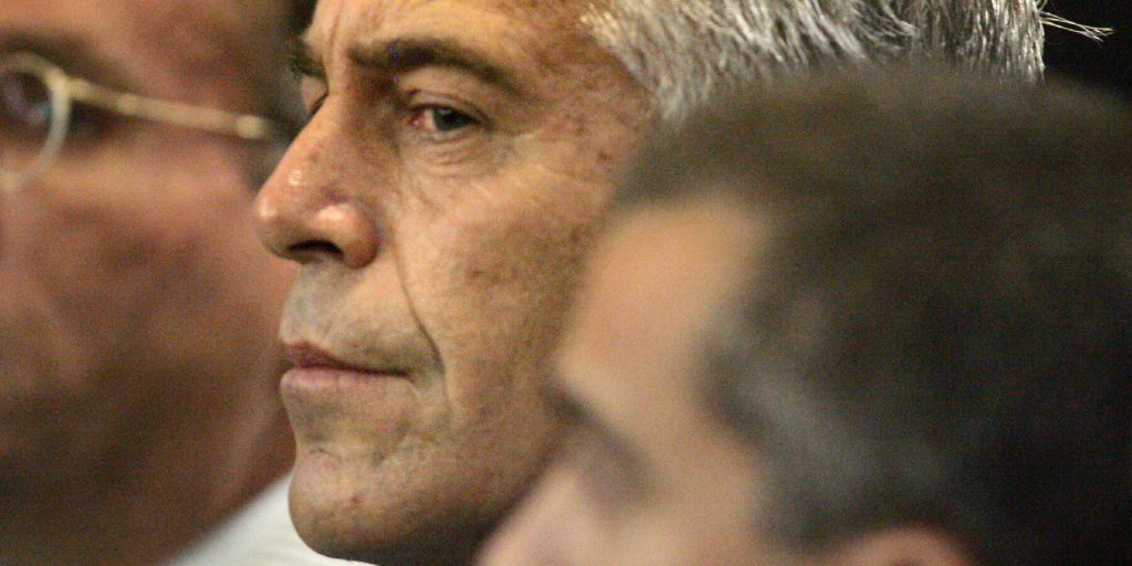 Immagini di Jeffrey Epstein pubblicate dal Comitato di Vigilanza dei Democratici: analisi e prospettive
