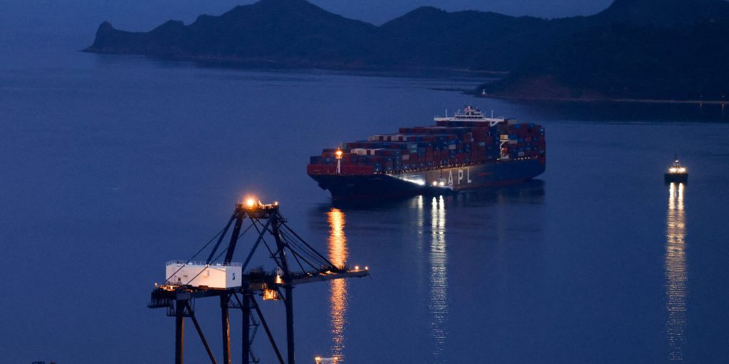 Stati Uniti fermano nave in rotta verso l'Iran con carico cinese