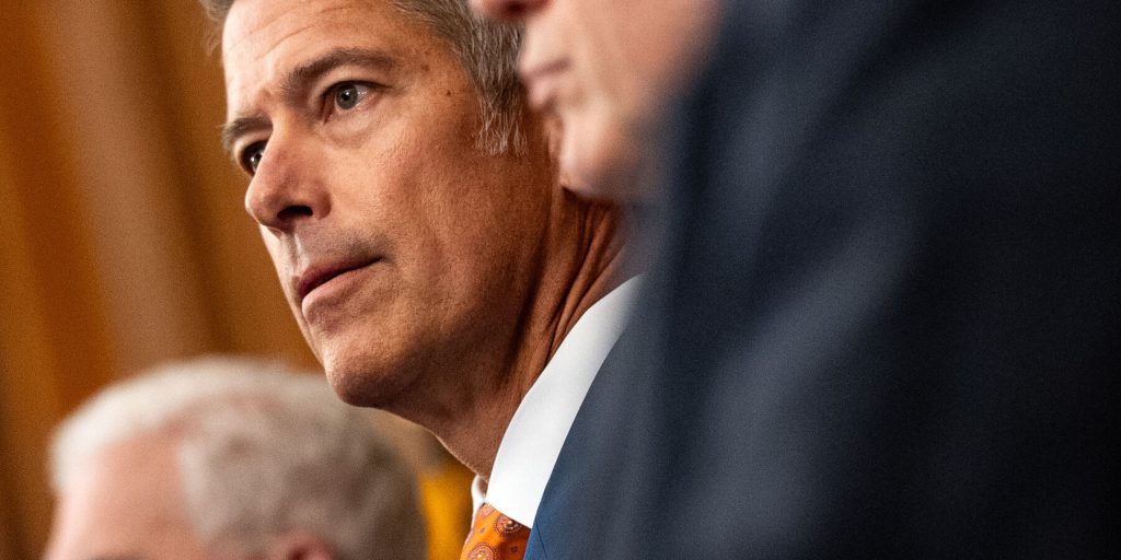 Trump minaccia di tagliare 73 milioni di dollari alle autostrade di New York se non interrompe le licenze di guida commerciale per non residenti