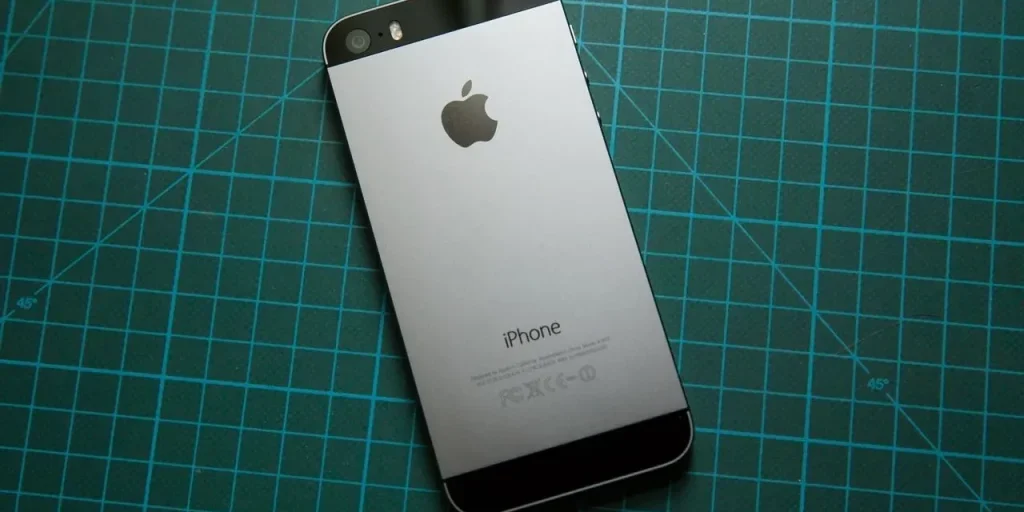 Apple rilascia aggiornamento software per iPhone 5s e iPhone 6 dopo 13 anni di vita