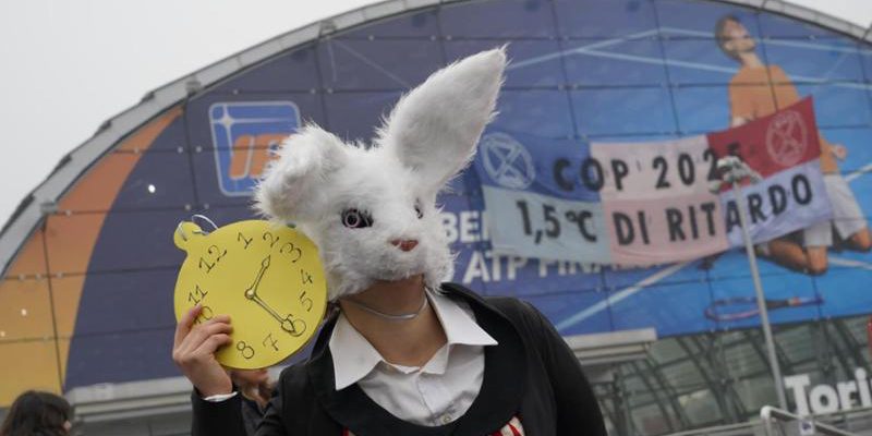Extinction Rebellion alza l'attenzione: striscione “1,5 °C di ritardo” su Porta Susa avverte di un possibile aumento di 2,6 °C