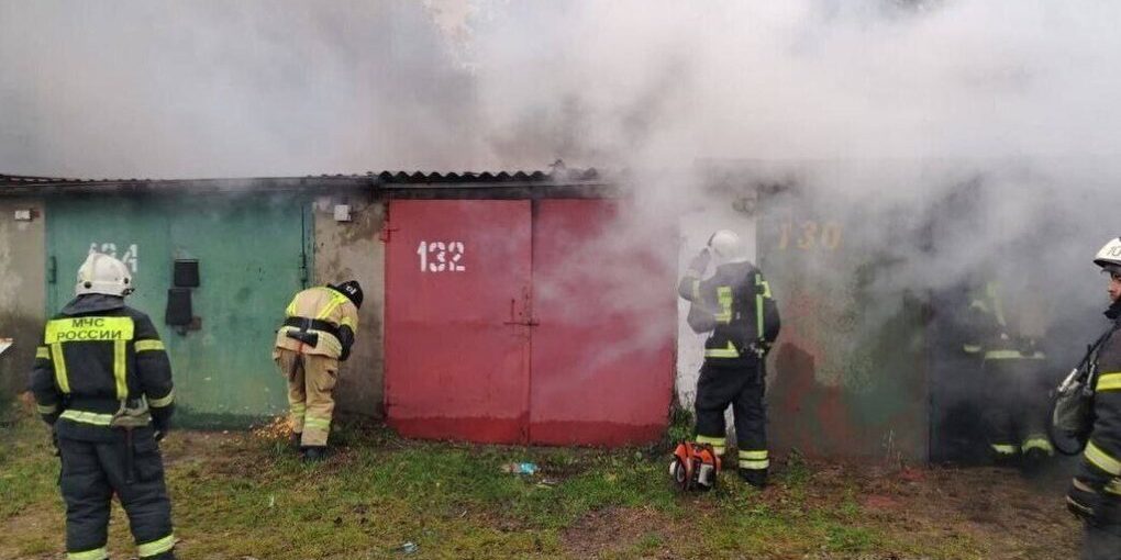 В Балтийске пожарные потушили горящие гаражи