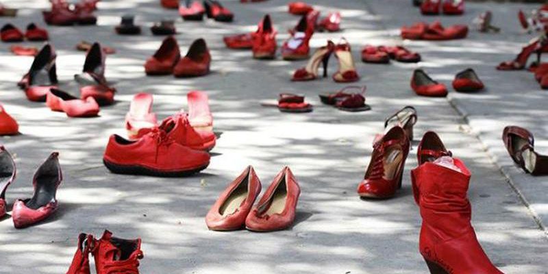 Flash mob di foulard colorati all'ospedale Mauriziano per sensibilizzare sulla violenza di genere