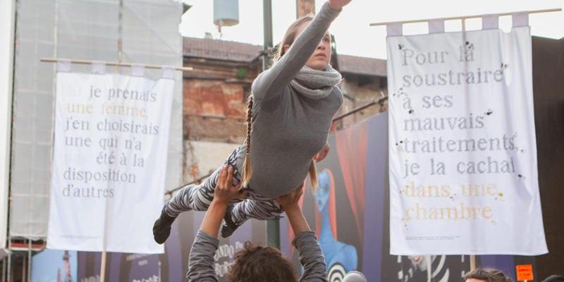 Cirko Vertigo esegue performance a Foroni: sentenze sui femminicidi su drappi