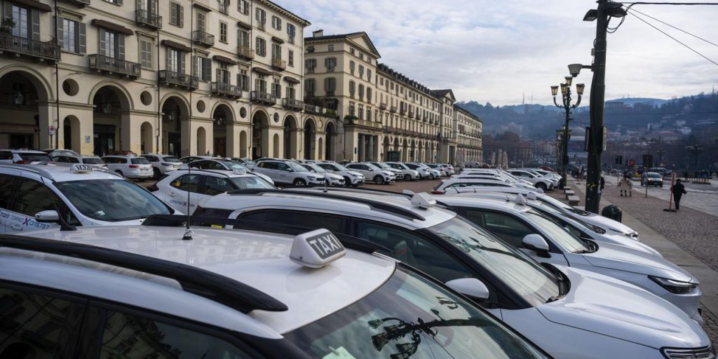 Tassisti torinesi fermano le corse dalle 8 alle 22 per opporsi a Uber e Ncc