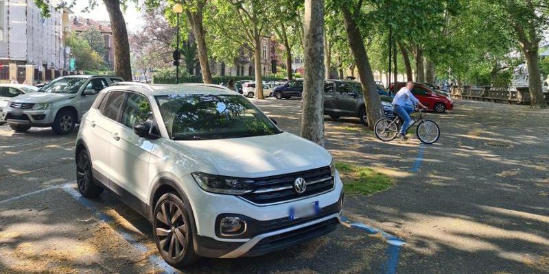 Riqualificazione di Valentino a Torino: il cantiere e la scomparsa dei parcheggi, una sfida per il Comune e i residenti

Approfondimento
La riqualificazione di Valentino è un progetto importante per la città di Torino, ma la sua attuazione sta causando problemi ai residenti e ai locali della zona. La scomparsa dei parcheggi è solo uno degli aspetti critici del progetto, e il Comune di Torino dovrà lavorare per trovare soluzioni che bilancino le esigenze dei residenti con le necessità del progetto di riqualificazione.

Possibili Conseguenze
Le conseguenze della scomparsa dei parcheggi potrebbero essere gravi per i locali e i residenti della zona. La mancanza di parcheggi potrebbe ridurre la clientela dei negozi e dei ristoranti, con conseguenze negative per l'economia locale. Inoltre, la scomparsa dei parcheggi potrebbe anche aumentare la congestione del traffico nella zona, con conseguenze negative per la qualità della vita dei residenti.

Opinione
È importante che il Comune di Torino ascolti le preoccupazioni dei residenti e dei locali e lavori per trovare soluzioni che bilancino le esigenze di tutti. La riqualificazione di Valentino è un progetto importante, ma non deve essere realizzato a scapito dei residenti e dei locali della zona.

Analisi Critica dei Fatti
La situazione attuale è il risultato di una pianificazione urbanistica che non ha tenuto conto delle esigenze dei residenti e dei locali. Il Comune di Torino deve rivedere la sua pianificazione e lavorare per trovare soluzioni che siano sostenibili e che bilancino le esigenze di tutti.

Relazioni con altri fatti
La riqualificazione di Valentino è solo uno degli esempi di progetti di riqualificazione urbana che stanno avvenendo a Torino. È importante che il Comune di Torino apprenda dalle esperienze passate e lavori per creare progetti che siano sostenibili e che bilancino le esigenze di tutti.

Contesto storico
La zona di Valentino a Torino ha una lunga storia e una grande importanza culturale. La riqualificazione di questa zona deve essere realizzata con attenzione e rispetto per la storia e la cultura della zona.

Fonti
La fonte di questo articolo è La Stampa. Per ulteriori informazioni, si può visitare il sito web di La Stampa.