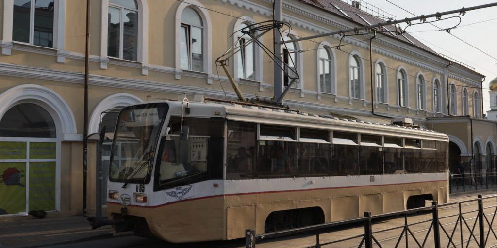 Пьяный россиянин набросился на пассажирку трамвая и жестоко избил ее