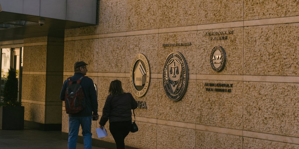 Licenziamenti di studiosi e finanziamenti preferenziali al NEH durante l'amministrazione Trump