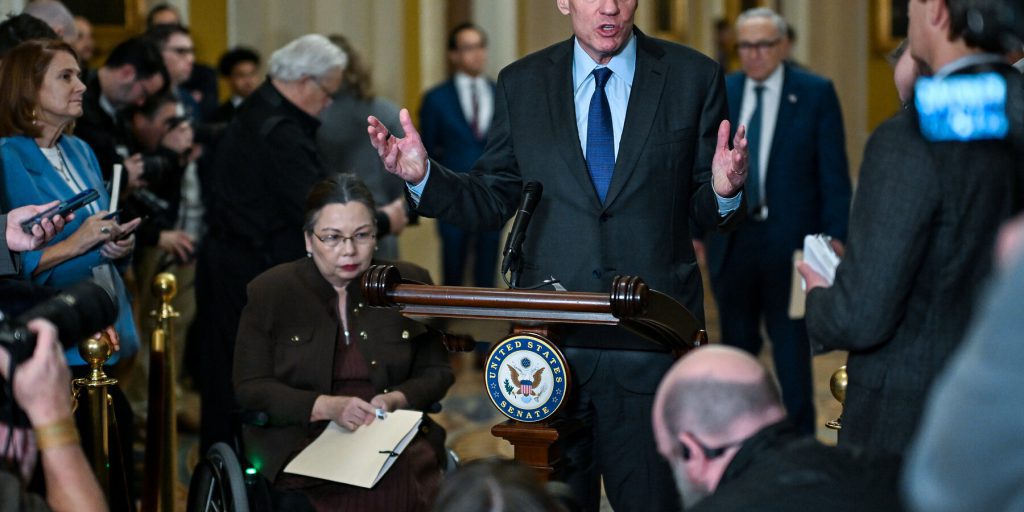 Democratici si oppongono a finanziare ICE dopo il tiro a Minneapolis, mettendo a rischio l'accordo di spesa