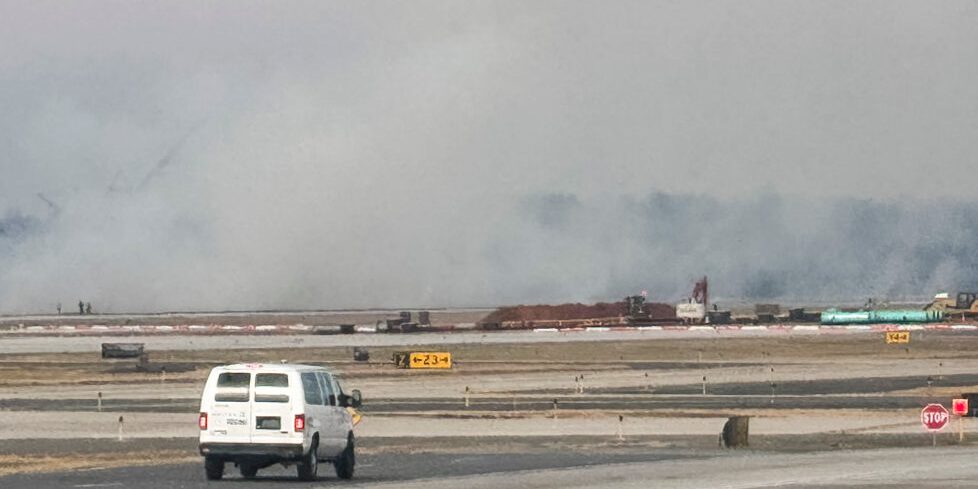 United Airlines 803 torna a Dulles per guasto al motore durante il decollo