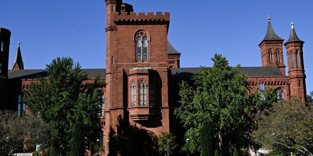 Smithsonian presenta documenti aggiuntivi per rispettare la scadenza imposta dal governo