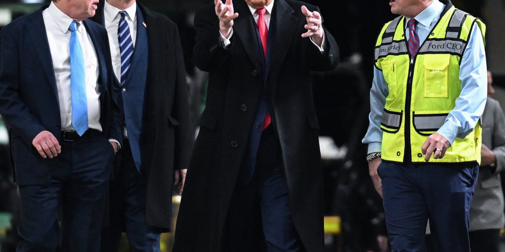 Presidente Trump risponde con il dito medio a un disturbatore nella fabbrica Ford del Michigan