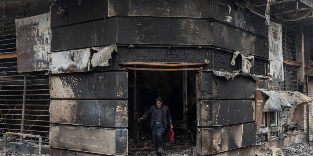 Trump sostiene i manifestanti iraniani e minaccia intervento militare se l'Iran usa forza letale