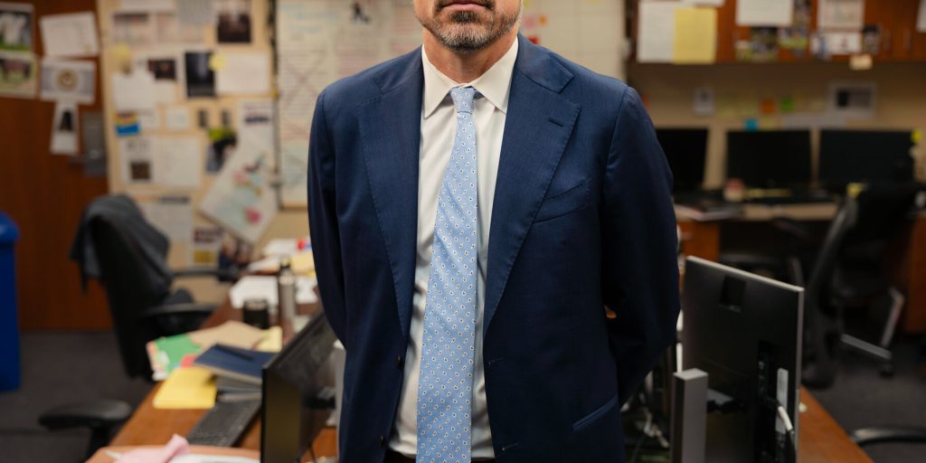 Joseph H. Thompson si dimette dopo l’indagine del Dipartimento di Giustizia sulle presunte relazioni della vedova di Renee Good con gruppi di attivismo