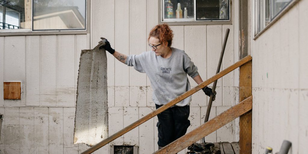 Residenti di Washington tornano a casa dopo alluvioni diffuse