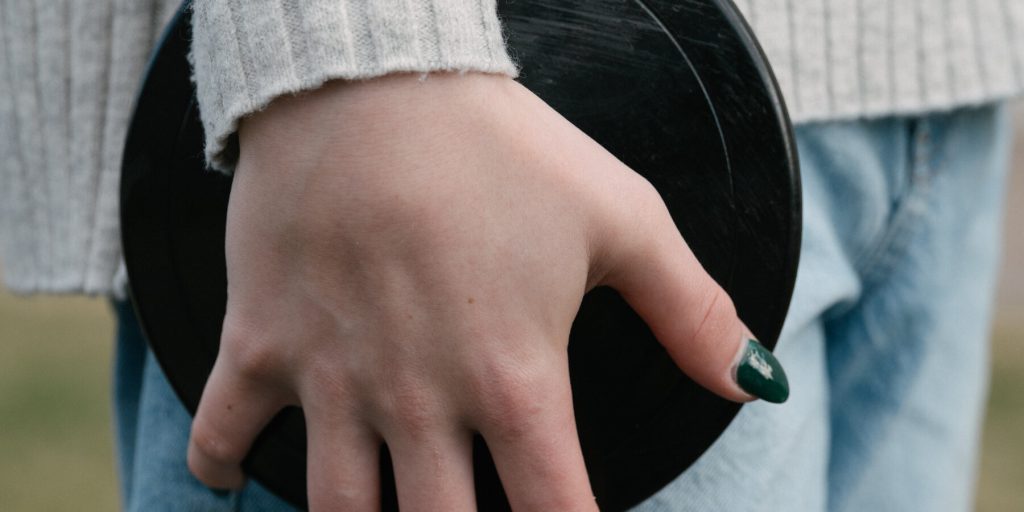 Il dibattito sul divieto delle ragazze trans nei campionati femminili: inclusione, impatto e necessità di dati