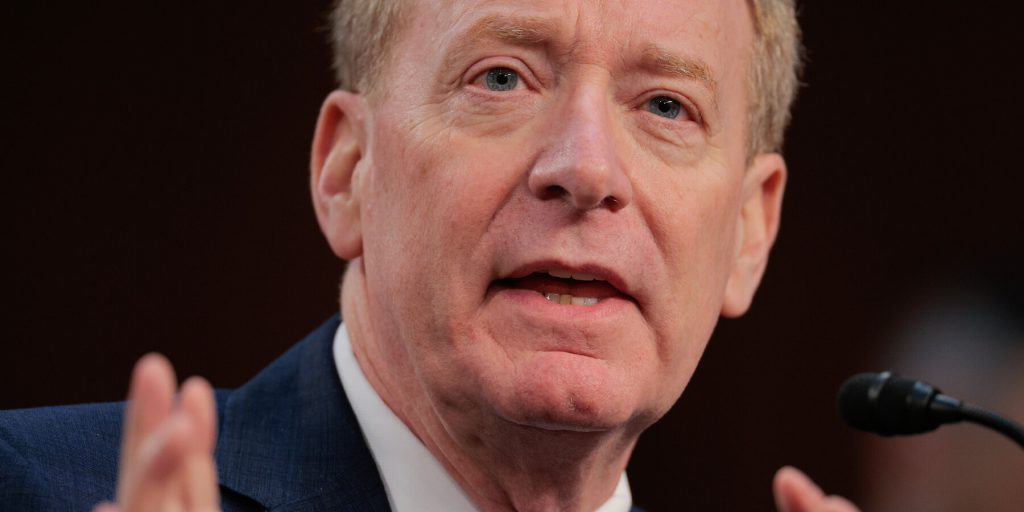 Microsoft aumenta i pagamenti per l’elettricità e riceve lodi da Trump