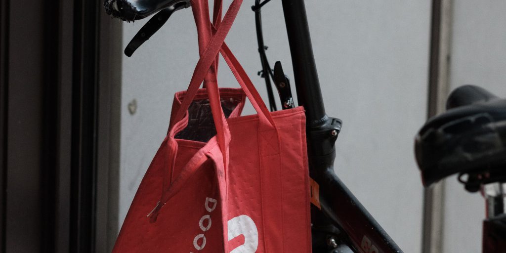 Consegna DoorDash: donna registrata mentre spruzza aerosol sconosciuto vicino a ordine di cibo