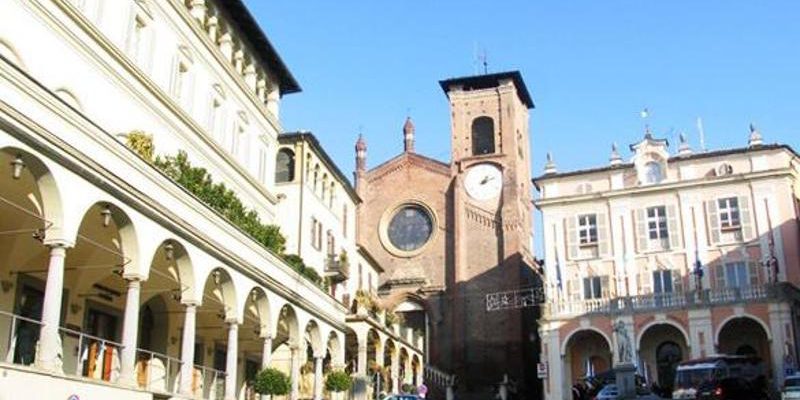Moncalieri si apre al turismo: l'imposta di soggiorno approvata per il 2026 

Approfondimento
La decisione di introdurre l'imposta di soggiorno a Moncalieri rappresenta un passo significativo verso lo sviluppo del turismo nella città. Questa misura è volta a generare entrate aggiuntive che potranno essere utilizzate per migliorare l'offerta turistica e promuovere la città a livello nazionale e internazionale. L'imposta di soggiorno è uno strumento comunemente utilizzato dalle città turistiche per sostenere lo sviluppo del settore e migliorare la qualità dei servizi offerti ai visitatori.

Possibili Conseguenze
L'approvazione dell'imposta di soggiorno potrebbe avere diverse conseguenze positive per la città di Moncalieri. Innanzitutto, potrebbe aumentare le entrate comunali, consentendo di investire in infrastrutture e servizi per i turisti. Inoltre, potrebbe contribuire a promuovere la città a livello nazionale e internazionale, attirando un maggior numero di visitatori e sostenendo lo sviluppo economico locale. Tuttavia, è importante considerare anche le possibili critiche e gli impatti negativi che tale misura potrebbe avere sui residenti e sulle piccole imprese locali.

Opinione
La decisione di introdurre l'imposta di soggiorno a Moncalieri è stata accolta con favore da molti, in quanto si ritiene che possa essere un utile strumento per sostenere lo sviluppo turistico della città. Tuttavia, è importante considerare anche le possibili critiche e gli impatti negativi che tale misura potrebbe avere sui residenti e sulle piccole imprese locali. È fondamentale che la città trovi un equilibrio tra lo sviluppo del turismo e la tutela degli interessi dei residenti e delle imprese locali.

Analisi Critica dei Fatti
È fondamentale analizzare criticamente l'impatto dell'imposta di soggiorno sulla città di Moncalieri, considerando sia gli aspetti positivi che quelli negativi. È importante valutare come le entrate generate da questa imposta saranno utilizzate e come potranno influire sullo sviluppo della città e sulla qualità della vita dei suoi residenti. Inoltre, è importante considerare le possibili alternative e strategie per lo sviluppo del turismo nella città.

Relazioni con altri fatti
La candidatura di Moncalieri a Capitale Italiana della Cultura 2028 rappresenta un'opportunità importante per la città di promuovere la sua ricchezza culturale e di attrarre investimenti e visitatori. L'approvazione dell'imposta di soggiorno è parte di una strategia più ampia volta a sostenere questa candidatura e a rafforzare la vocazione turistica della città. Inoltre, la città di Moncalieri ha una lunga storia e una ricca tradizione culturale, che la rendono un luogo ideale per lo sviluppo del turismo.

Contesto storico
La città di Moncalieri ha una lunga storia e una ricca tradizione culturale, che la rendono un luogo ideale per lo sviluppo del turismo. L'approvazione dell'imposta di soggiorno rappresenta un passo importante nel percorso di sviluppo della città, che si inserisce nel contesto di una strategia più ampia volta a promuovere la cultura e il turismo. La città di Moncalieri ha sempre avuto una forte vocazione culturale e artistica, e l'approvazione dell'imposta di soggiorno rappresenta un'opportunità per valorizzare e promuovere questa ricchezza culturale.

Fonti
La fonte di questo articolo è La Stampa. Per ulteriori informazioni, si consiglia di visitare il sito web ufficiale de La Stampa.