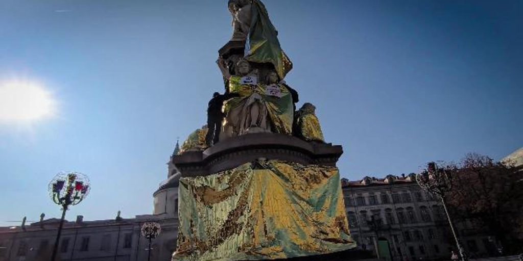 Attivisti di Extinction Rebellion coprono la statua di Camillo Cavour a Torino per denunciare la crisi climatica e le diseguaglianze sociali