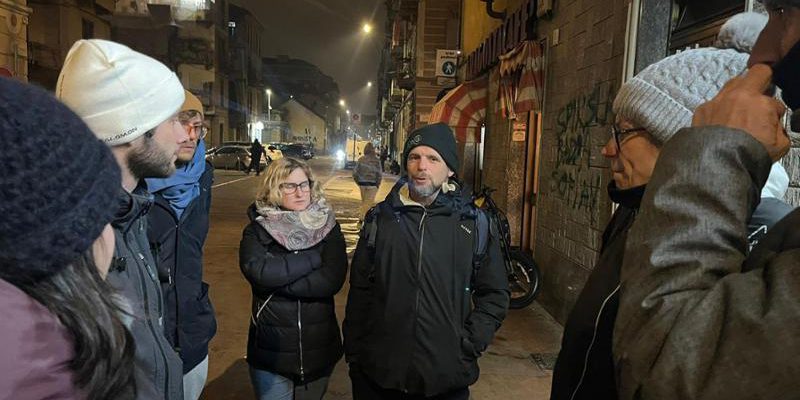 Volontari di Torino pattugliano Barriera per dialogare con i venditori di strada
