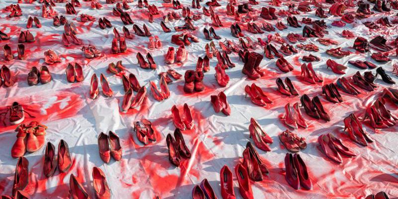 La Stampa distribuisce la guida “Facciamo rumore” per aiutare donne vittime di violenza il 25 novembre