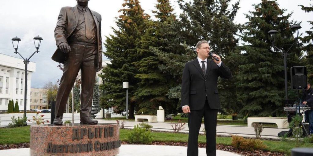 Памятник Анатолию Дрыгину торжественно открыли в Вологде