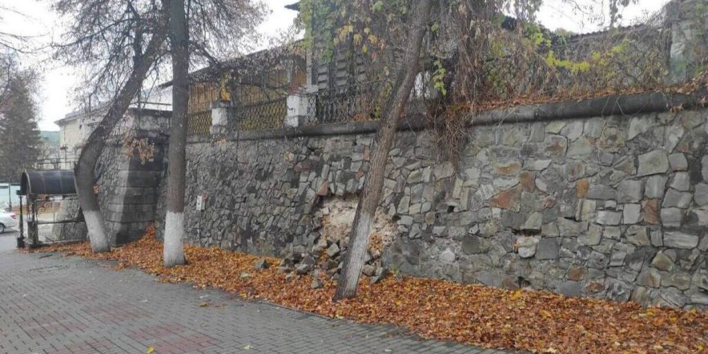 В центре Пензы частично обрушилась подпорная стенка памятника архитектуры