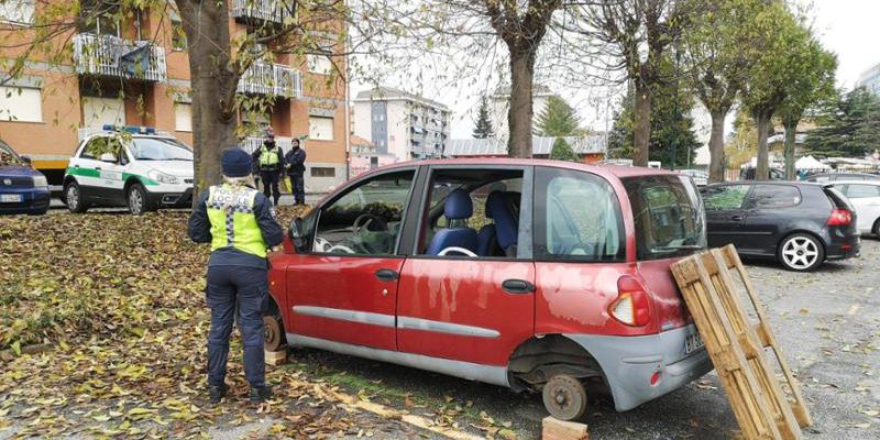 Alpignano: polizia rimuove sei auto dal cortile delle abitazioni ATC e presenta denuncia