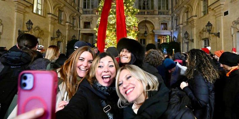 Torino accende il Natale con presepi di Luzzati e meccanici in centro e quartieri